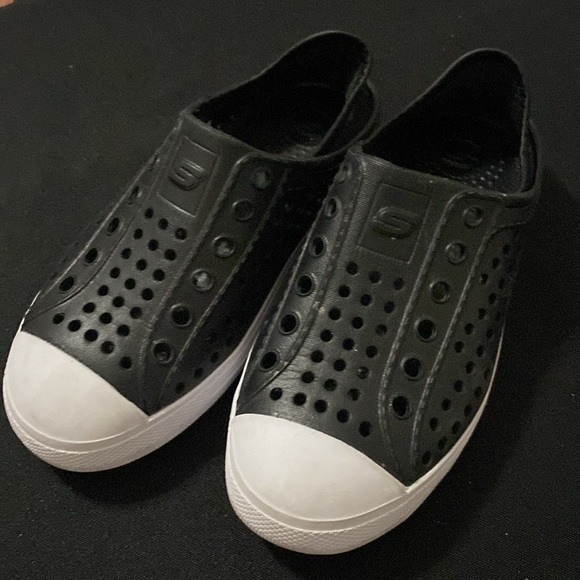 SKECHERS KIDS SIZE 13 BLACK SLIP ON SHOES CLEAN LIKE NEW  EXCELLENT CONDITION - Picture 9 of 11